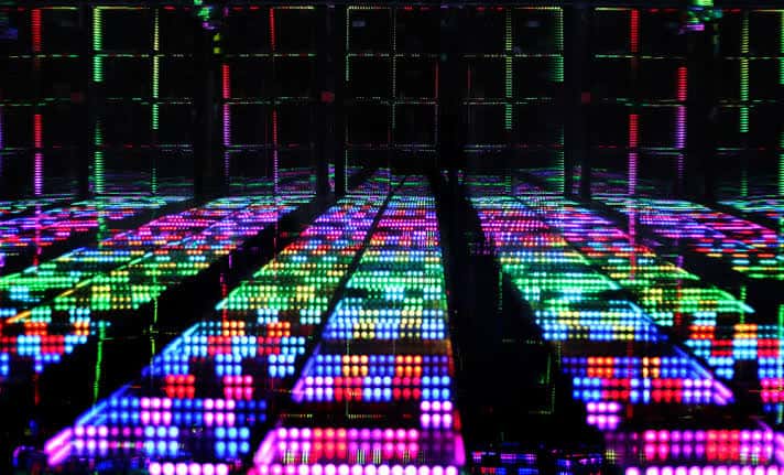 Sala interactiva con suelo y paredes de luces LED multicolores