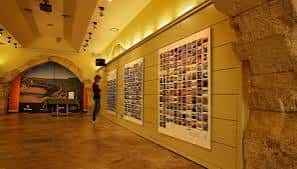 Galería de fotografía con paneles de imágenes en el Espai Turisme