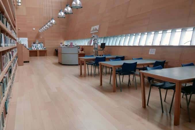 Interior del auditorio con gradas rojas y iluminación cálida
