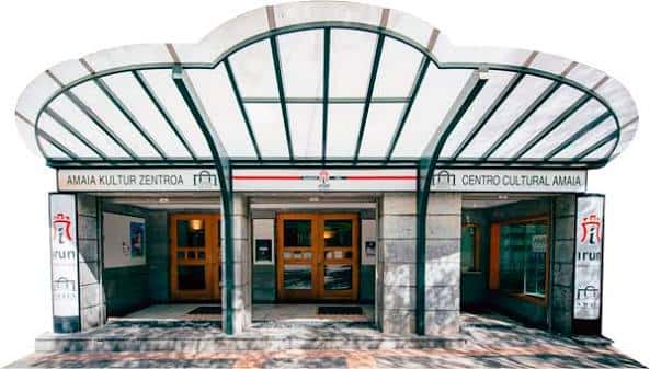 Fachada principal del Centro Cultural Amaia con marquesina distintiva