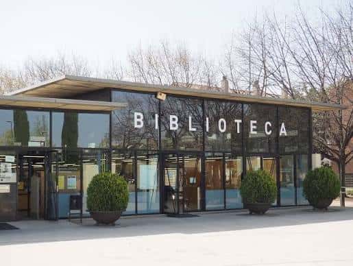 Vista exterior de la Biblioteca Central Gabriel Ferrater con fachada de cristal y techo inclinado