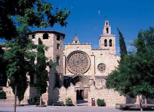 Fachada principal de la iglesia con rosetón y torre
