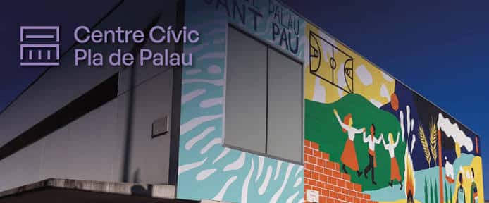Fachada exterior del Centre Cívic Pla de Palau con murales coloridos
