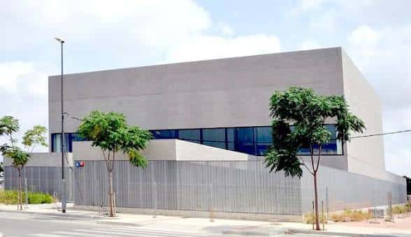Vista exterior de la Biblioteca Pere Anguera con fachada de hormigón y cristal