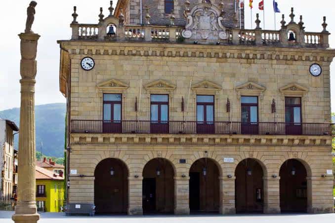 Fachada principal del Ayuntamiento de Irún en la Plaza San Juan Harria, con arcos y balcones