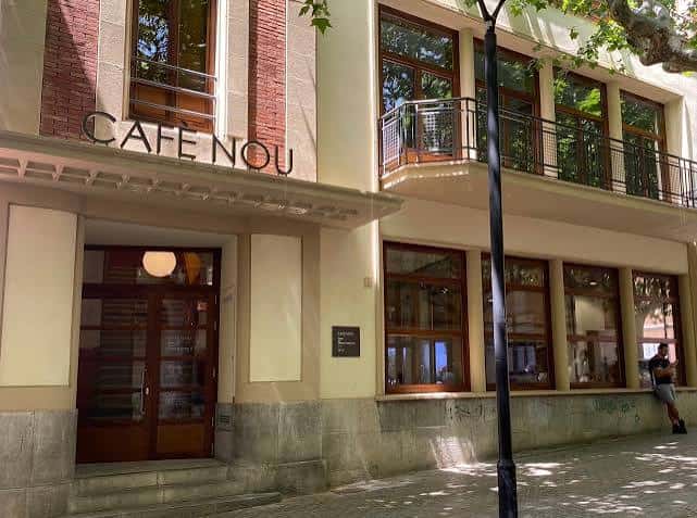 Fachada principal del Cafè Nou en Mataró con letrero visible y entrada accesible
