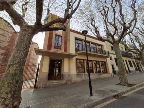 Vista exterior del Cafè Nou desde la acera, con árboles y arquitectura moderna