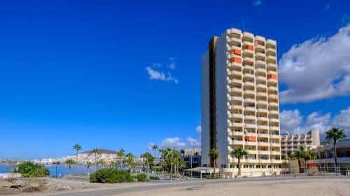 Fachada del edificio Costa Mar frente a la playa y el mar