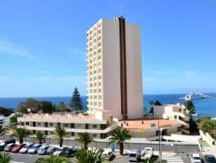 Vista aérea del edificio Costa Mar y sus instalaciones junto al mar