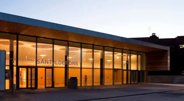 Fachada exterior de la Biblioteca Sant Ildefons iluminada por la noche