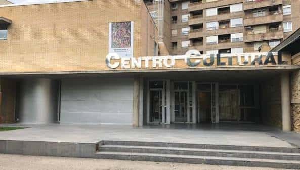 Vista exterior del Centro Cultural Manuel Benito Moliner mostrando la fachada principal y el acceso