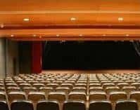 Interior del auditorio con butacas dispuestas frente al escenario