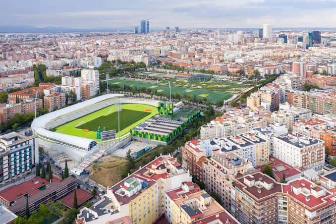 Vista aérea del Estadio de Vallehermoso integrado en el tejido urbano de Madrid