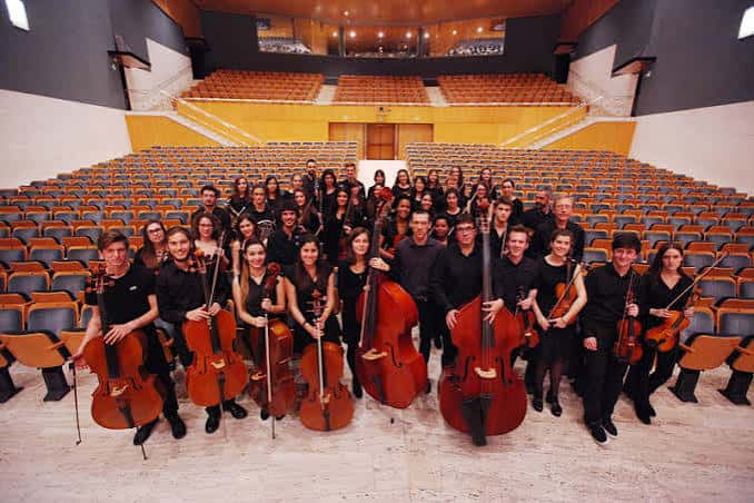 Orquesta estudiantil en el auditorio del conservatori