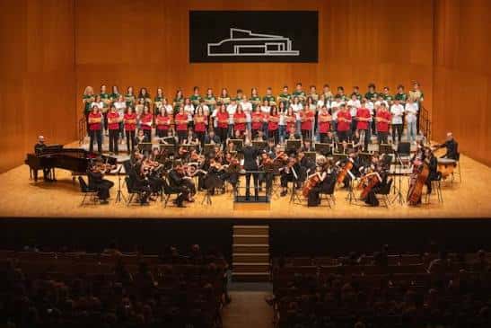Concierto en el auditorio con coro y orquesta en escena