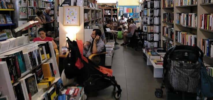 Interior de la librería con clientes y ambiente familiar