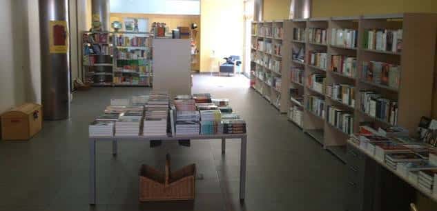 Vista general del interior de la librería con estanterías y mesas de libros