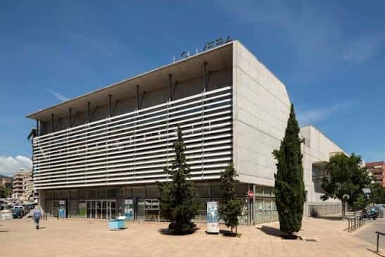 Fachada lateral del edificio con elementos de ventilación y diseño arquitectónico contemporáneo