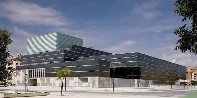 Vista exterior del Palacio de Congresos de Huesca con fachada moderna y cielo azul
