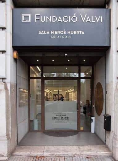 Vista exterior de la entrada principal de la Fundació Valvi