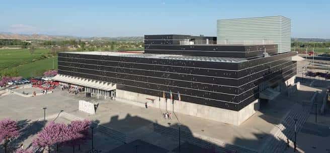 Exposición de arte contemporáneo en la sala de la fundación