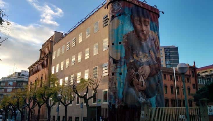 Fachada exterior del Espai Jove Kesse con un gran mural de arte urbano