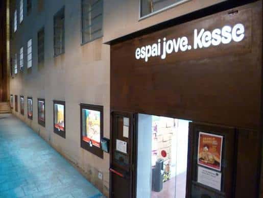 Entrada principal del Espai Jove Kesse con el nombre iluminado