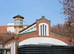 Detalle arquitectónico de la fachada de ladrillo y la torre de la biblioteca
