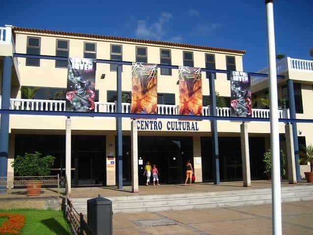 Vista frontal del Centro Cultural de Los Cristianos con su fachada principal y carteles de exposiciones
