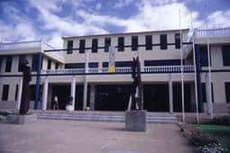 Fachada histórica del centro cultural con esculturas monumentales en el patio