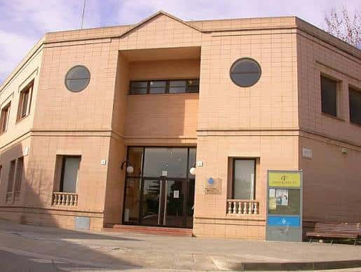 Fachada principal del Casal de Barri Marianao con entrada central y ventanas circulares