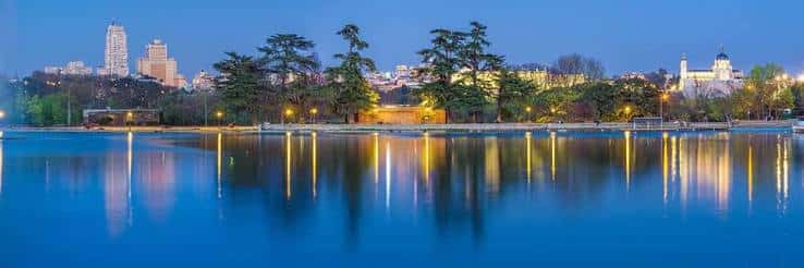 Lago de Casa de Campo iluminado al atardecer con reflejos en el agua