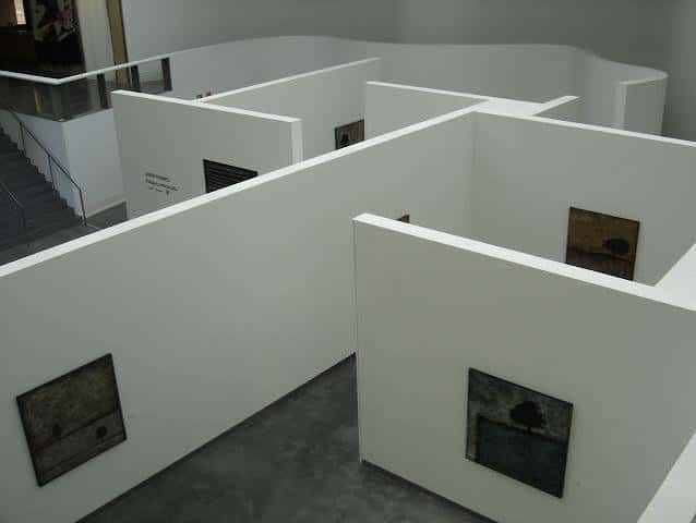 Interior del museo con salas de exposición y escaleras