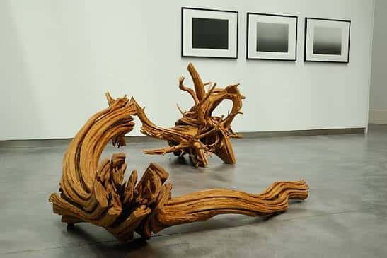 Escultura de madera en una sala de exposiciones del CDAN