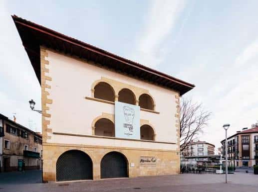 Fachada exterior de la Sala de Exposiciones Menchu Gal en Irún