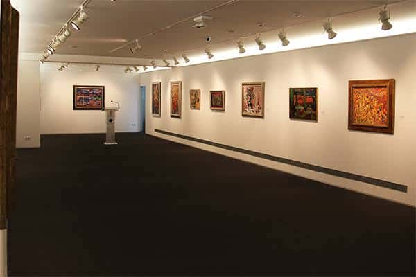 Galería de arte con cuadros colgados en las paredes