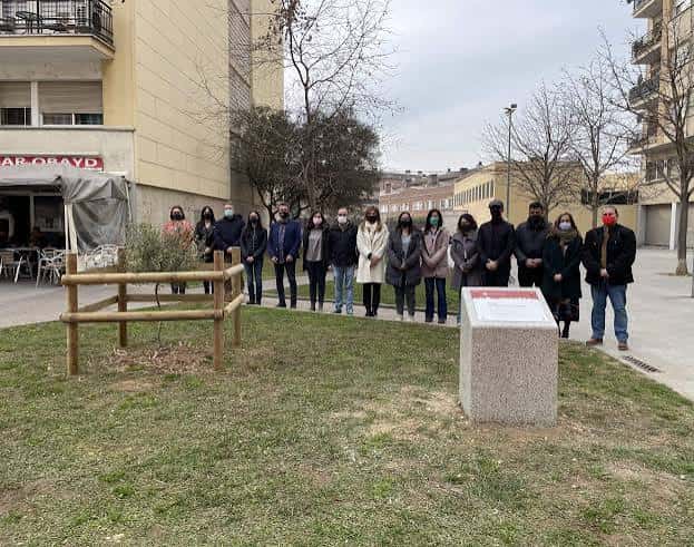 Inauguración de un monumento en honor a Neus Català en la plaza, con personas reunidas