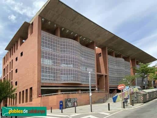 Vista exterior de la Biblioteca Central de Cornellà de Llobregat mostrando su arquitectura moderna de ladrillo y cristal