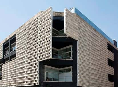 Ángulo arquitectónico de la fachada de la biblioteca destacando su estructura de bloques modulares y ventanas en voladizo