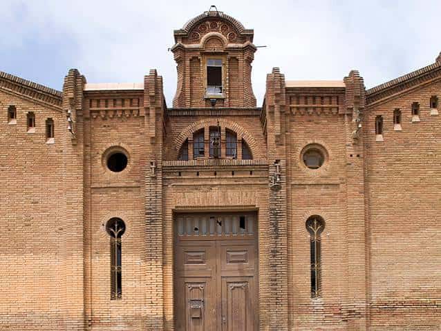 Fachada principal de Can Serra, sede del Museu de Mataró, con arquitectura histórica y detalles en piedra