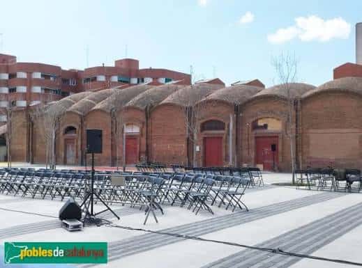 Vista exterior de Can Bagaria con sillas dispuestas para un evento al aire libre