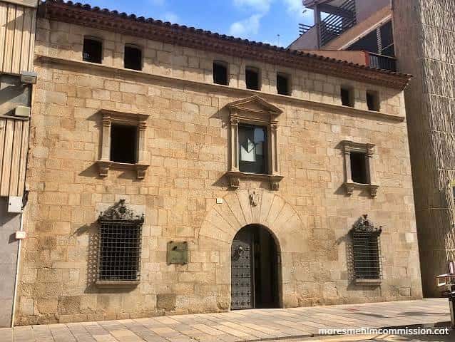 Vista frontal del edificio Can Serra en Mataró, ideal para eventos culturales y celebraciones