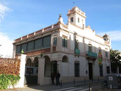 Vista exterior del Can Castells Centre d'Art en Sant Boi, mostrando su fachada histórica y arquitectura tradicional