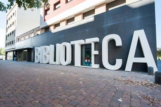 Fachada exterior de la biblioteca con el nombre en letras grandes