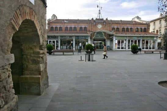 Plaza de Sant Pere con vista del edificio histórico del mercado