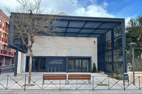 Vista exterior del Centre Cívic Gregal con fachada moderna y cielo despejado