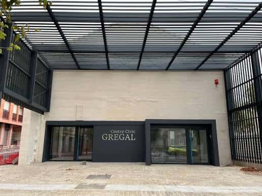 Entrada principal del Centre Cívic Gregal con letrero visible y estructura metálica superior