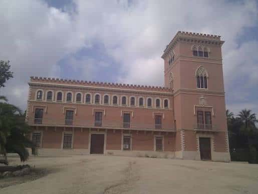 Vista frontal del Palau Marianao mostrando su fachada rosa y torre característica