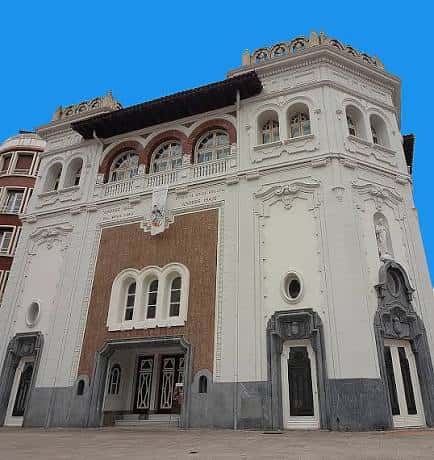 Vista frontal completa de la Escuela de Música Andrés Isasi con su fachada blanca y detalles arquitectónicos