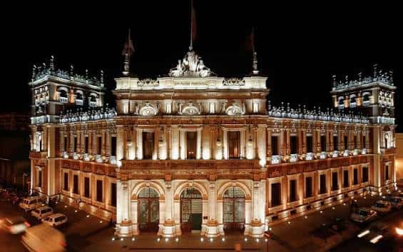Vista nocturna del Palacio de la Diputación Provincial de Palencia iluminado